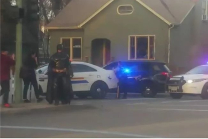 Un hombre disfrazado de Batman se ofrece a la policía de Kelowna (Canadá).-