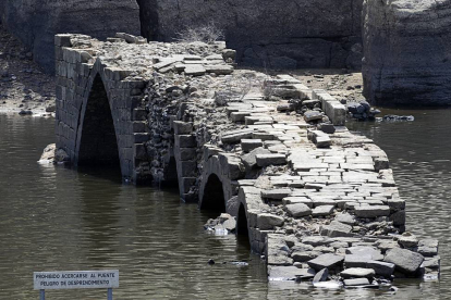 El puente romano de Vinuesa cuando 'emergió' en 2008.-VALENTÍN GUISANDE