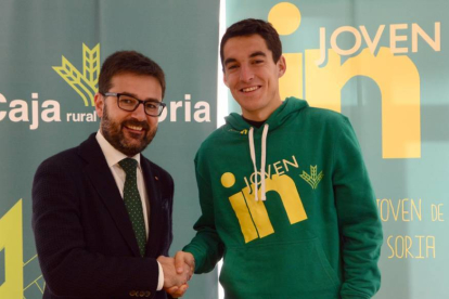 El responsable de marketing de Caja Rural de Soria, Eduardo Munilla, y el atleta soriano, Daniel Mateo.-ÁLVARO MARTÍNEZ