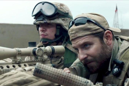 Bradley Cooper, en una escena de la película El francotirador.-EL PERIÓDICO