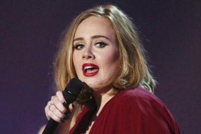 Adele, durante una actuación.-AP / JOEL RYAN
