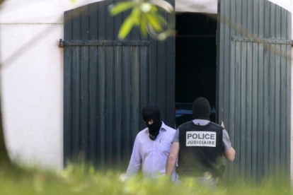 La Guardia Civil y la Policía francesa hallan un arsenal de armas y explosivos de ETA, en mayo del 2015, en un zulo de una vivienda en el centro de Biarritz, en el País Vasco francés.-EL PERIÓDICO (EFE / JUAN HERRERO)