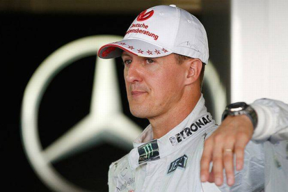 Michael Schumacher, en el box de Mercedes en el circuito de Suzuka, en octubre del 2012.-Foto: REUTERS / TORU HANAI