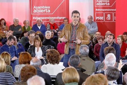 Pedro Sánchez en la asamblea celebrada ayer en el Lava, con Tudanca, López y Puente en primera fila. --J.M. LOSTAU