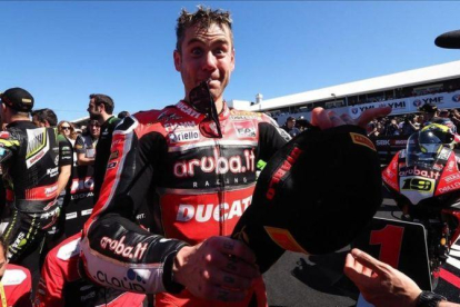 Álvaro Bautista (Ducati) muestra su felicidad, hoy, en el corralito del circuito de Phillip Island (Australia).-WORLD SBK.COM