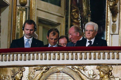 Felipe y Juan Carlos, con el presidente Mattarella.-EFE / J. P. GANDUL