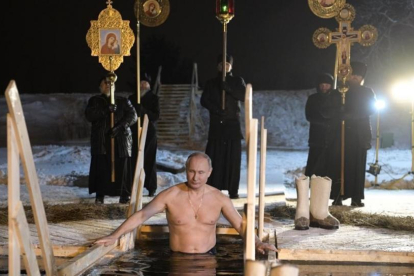 El presidente ruso, Vladimir Putin, se sumerge en aguas heladas para celebrar la Epifanía, rito religioso ortodoxo.-/ AP / ALEXEI DRUZHININ