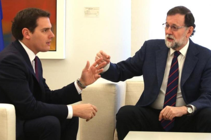 El presidente del Gobierno, Mariano Rajoy, reunido con Albert Rivera, esta mañana, en el Palacio de la Moncloa.-/ DAVID CASTRO