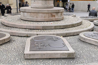 El monumento de los Doce Linajes que será trasladado a la plaza del Carmen. / V.G.-