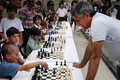 Setién, durante unas partidas simultáneas de ajedrez con escolares de la provincia de Lugo.-PEPE ALVEZ