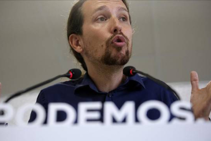 El líder de Podemos, Pablo Iglesias, en la rueda de prensa que ha ofrecido este lunes en la sede de su partido.-Foto: JOSÉ LUIS ROCA