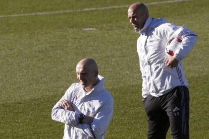 Zidane, junto a su ayudante David Bettoni, en el entrenamiento de este miércoles en Valdebebas.-