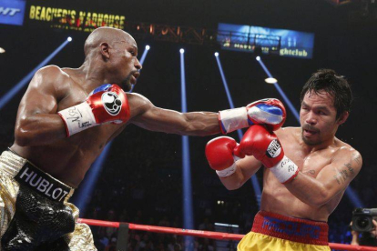 Mayweather golpea a Pacquiao, durante el combate de Las Vegas.-Foto: REUTERS / STEVE MARCUS