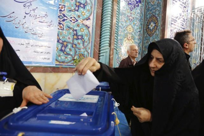 Una mujer ejerce su derecho al voto en Teherán (Irán).-ABEDIN TAHERKENAREH / EFE