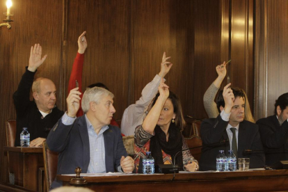 Los grupos de la oposición votan ayer en el pleno.-Luis Ángel Tejedor