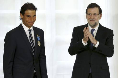 Mariano Rajoy aplaude a Rafa Nadal tras imponerle la Medalla de Oro al Mérito al Trabajo, en la Moncloa.-EFE