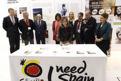 La consejera de Cultura y Turismo, Alicia García, firma el convenio para el protecto Avexperience, con Turespaña-Ical
