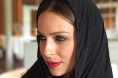 Una foto de la presentadora Eva González con hiyab desata la polémica.-INSTAGRAM