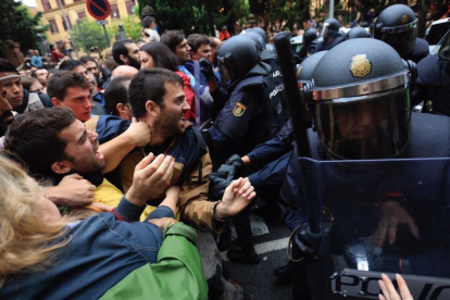 Carga policial en el IES Ramon Llull, en el referéndum del 1-O.-FERRAN NADEU