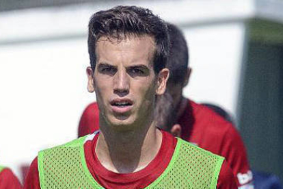 Iñigo Pérez durante un entrenamiento en Lezama con el Athletic. / EL MUNDO DEL PAÍS VASCO-