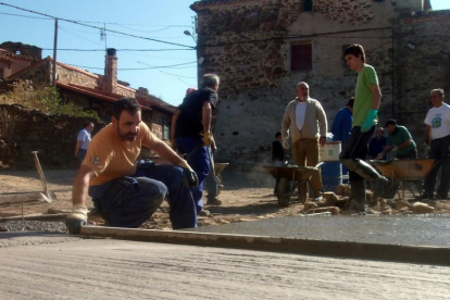 Los voluntarios trabajaron en el acondicionamiento de la plaza.-Asociación de Amigos de Sarnago