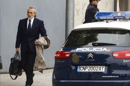Francisco Correa llega a las instalaciones donde se juzga el caso Gürtel.-AGUSTÍN CATALÁN