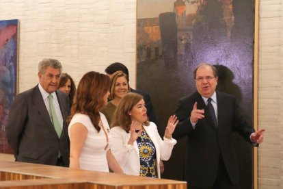Acto de toma de posesión de Juan Vicente Herrera como presidente de la Junta de Castilla y León. En la imagen, a la llegada al acto acompañado de la vicepresidenta del Gobierno, Soraya Sáez de Santamaría, del presidente del Senado, Jesús Posada; y la secr-Ical
