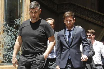 Leo Messi sale de la Audiencia de Barcelona tras declarar este jueves.-ALBERT BERTRAN