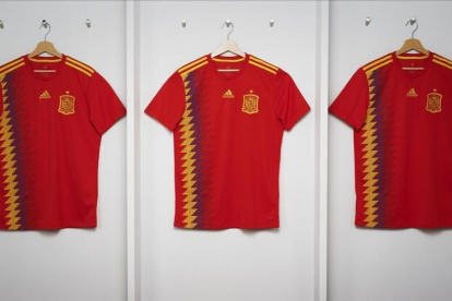 Las nuevas camisetas de Adidas de la selección.-AP / JOSE F. VALLEJO