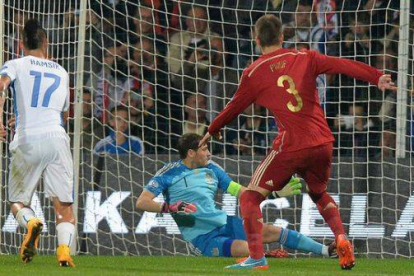 Piqué observa a Casillas en la falta que supuso el primer gol de Eslovaquia ante España, el 9 de octubre en Zilina.-Foto: AFP / JOE KLAMAR