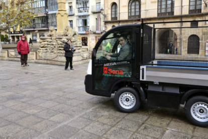 Javier Antón conduce el nuevo vehículo eléctrico del servicio de parques y jardines. / ÁLVARO MARTÍNEZ-