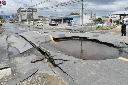 Daños causados por el terremoto en una carretera de Osaka.-KEIJI UESHO / AP