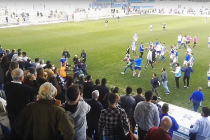 La agresión de los ultras del Xerez a los jugadores del Écija.-DAMIÁN YELAMO