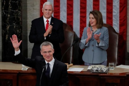 Stoltenberg, aplaudido por el vicepresidente de EEUU, Mike Pence, y a la presidenta de la Cámara de Representantes, Nancy Pelosi, durante su discurso ante el Congreso, en Washington.-CARLOS BARRIA (REUTERS)