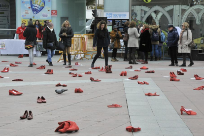 La plaza Mariano Granados repleta de zapatos rojos ayer en el acto principal del día contra el maltrato a las mujeres.-VALENTÍN GUISANDE