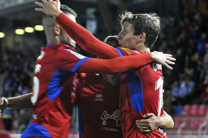 Guillermo celebra junto con Fran Villaba el segundo gol del Numancia ante el Tenerife.-Valentín Guisande