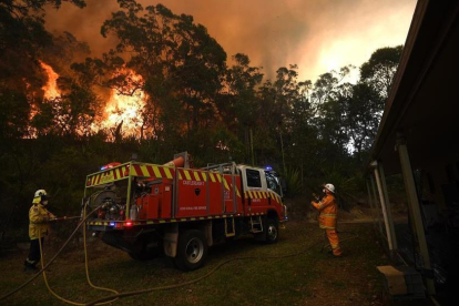 Incendios forestales en Australia llegan a zonas habitadas.-EFE / EPA / DAN HIMBRECHTS