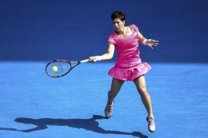 Carla Suárez, en acción, en su encuentro ante la griega Sakkari.-LUKAS COCH / EFE