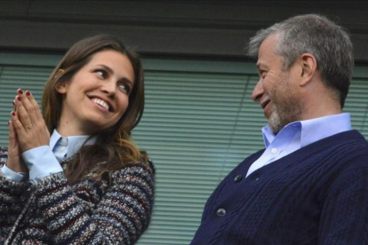 Roman Abramovich y Dasha Zhukova, en el estadio de Stamford Bridge, en el 2014.-TOBY MELVILLE