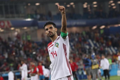 Mbark Boussoufa, el capitán de Marruecos, agradece el apoyo recibido tras el partido frente a España.-MARTIN DIVISEK