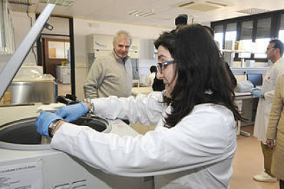 La subdelegada, María José Heredia a la derecha, en uno de los laboratorios del centro en presencia del director, Álvaro Ramos, al fondo a la izquierda. / VALENTÍN GUISANDE-
