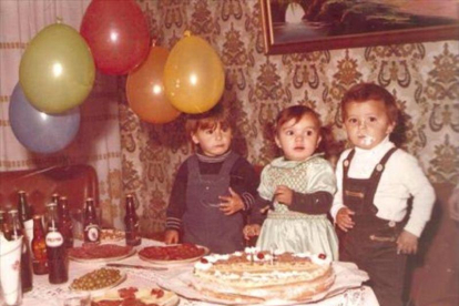 FELIZ, FELIZ EN TU DÍA Toda la casa olía a comida el día de tu cumpleaños. La merendola consistía en sándwiches de jamón y queso, chorizo y Nocilla. Medialunas de fuagrás y ganchitos naranjas también eran imprescindibles. Cuando soplabas las velas todos t-