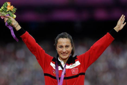 La atleta turca Asli Cakir Alptekin, tras ganar el oro olímpico de la prueba de 1.500 metros en Londres 2012.-Foto:   AP / MATT SLOCUM