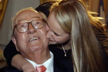 Le Pen (izquierda) junto a su nieta Marion, en marzo del 2010.-Foto:   REUTERS / ERIC GAILLARD