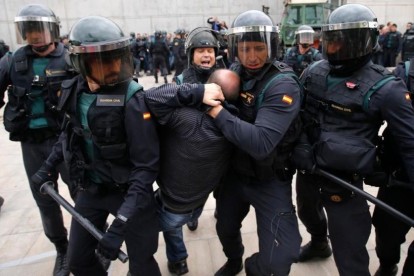 Actuación de la Guardia Civil en Sant Julià de Ramis en su intento de impedir la votación del referéndum.-RAYMOND ROIG