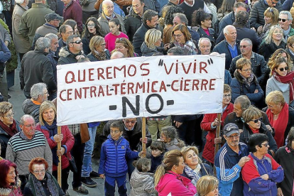 La Plaza Mayor de Velilla del Río Carrión acogió ayer la concentración contra el cierre de la térmica.-ICAL