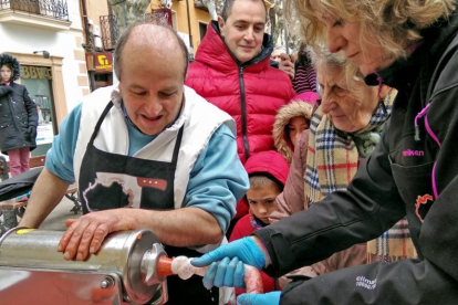 Embutiendo chorizos para los asistentes, absortos en la elaboración.-TOÑO CARRILLO