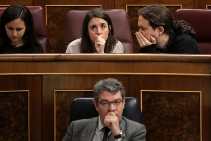 Pablo Iglesias e Irene Montero, de Unidos-Podemos, hablan en el Congreso de los Diputados.-JOSE LUIS ROCA