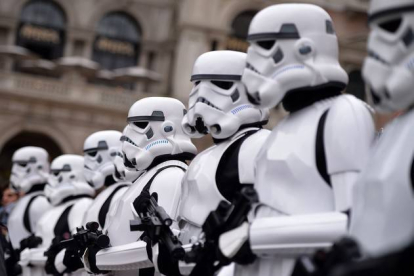 Soldados del imperio, en la plaza del Duomo de Milán, con motivo de la celebración del Día de Star Wars.-Foto:   AFP / FILIPPO MONTEFORTE