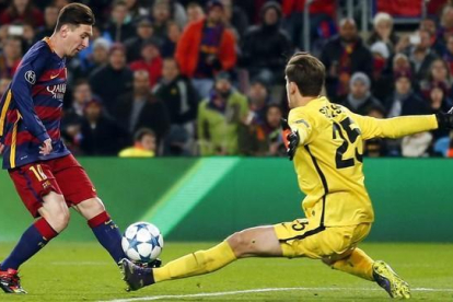 Messi eleva la pelota sobre Szeczny en la jugada del 2-0.-